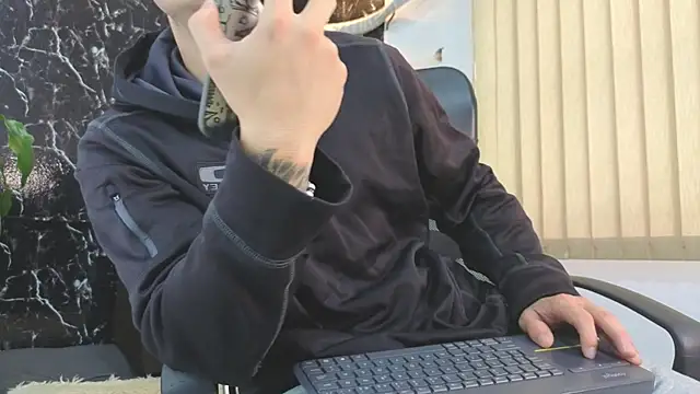 Snapshot of Alexander_ferre chatting on May 27, 12:34 pm Alexander ferre online show from May 27, 12:34 pm