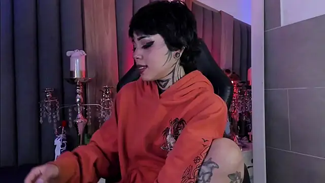 misstomie  online show from April 3, 7:04 am