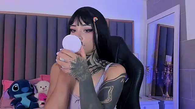 Snapshot of misstomie_ chatting on November 10, 2:11 pm misstomie online show from November 10, 2:11 pm