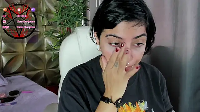 Snapshot of emily-santoss chatting on October 18, 1:24 pm emily-santoss online show from October 18, 1:24 pm