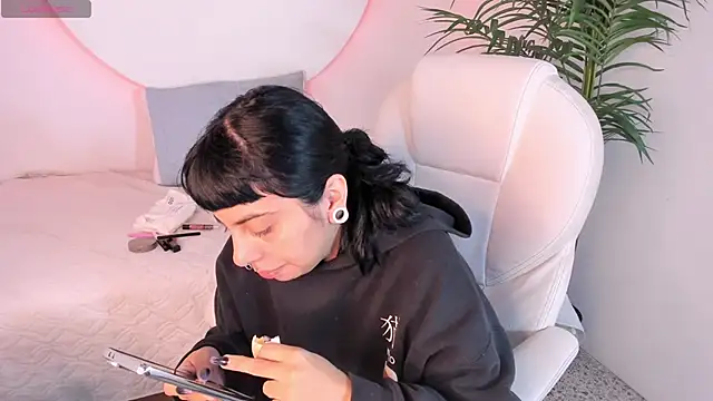Snapshot of emily-santoss chatting on September 20, 12:43 pm emily-santoss online show from September 20, 12:43 pm