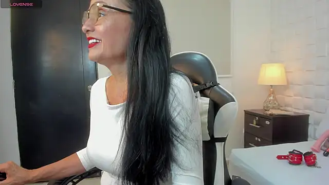 yulitza1025 online show from December 15, 12:33 pm