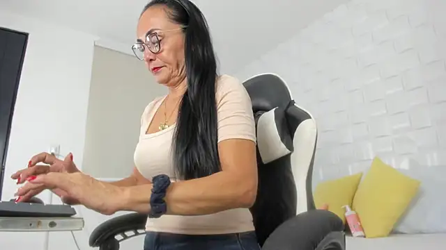 yulitza1025 online show from March 2, 12:01 pm