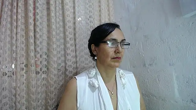 Snapshot of gabbyparker_ chatting on November 24, 9:15 pm gabbyparker online show from November 24, 9:15 pm