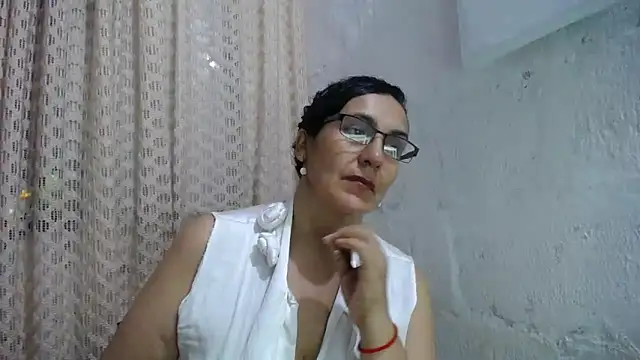 Snapshot of gabbyparker_ chatting on December 2, 10:33 pm gabbyparker online show from December 2, 10:33 pm