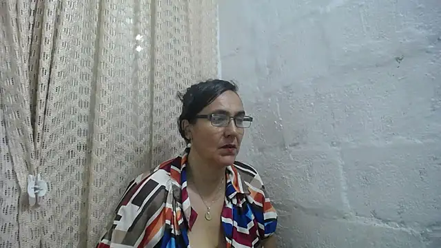 gabbyparker  online show from April 13, 9:35 am