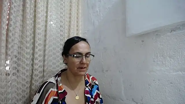 Snapshot of gabbyparker_ chatting on October 31, 9:43 pm gabbyparker online show from October 31, 9:43 pm