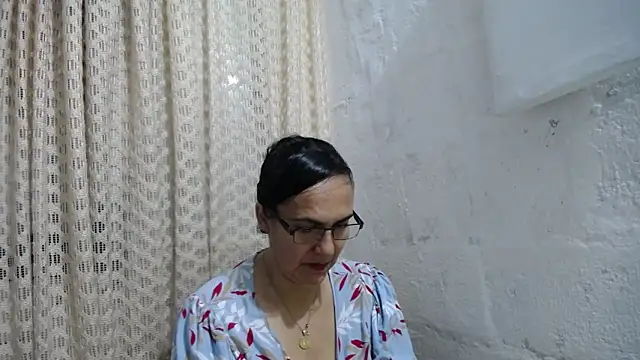 Snapshot of gabbyparker_ chatting on November 6, 7:45 am gabbyparker online show from November 6, 7:45 am