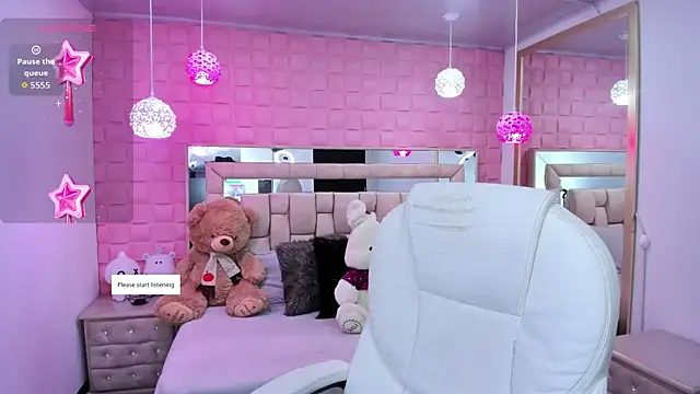  laaura  online show from April 8, 12:50 pm