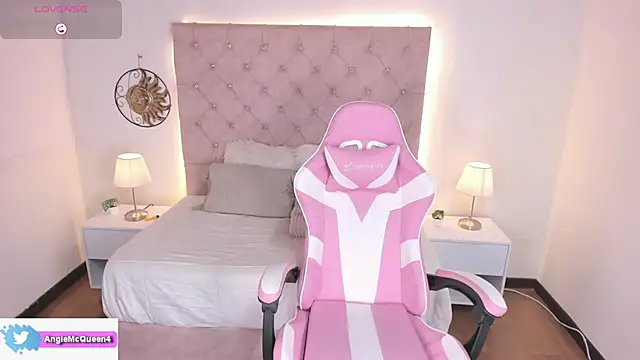Snapshot of Sarajames chatting on October 2, 3:37 pm Sarajames online show from October 2, 3:37 pm