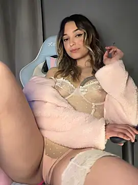 xYoungHotwife online show from April 10, 9:00 pm