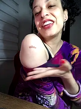 Snapshot of miss_carmila1 chatting on November 7, 1:43 am miss carmila1 online show from November 7, 1:43 am