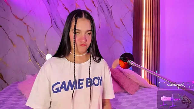 Emmiicute online show from November 5, 8:45 pm