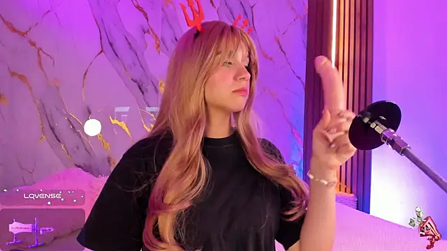 Emmiicute online show from October 28, 8:30 pm