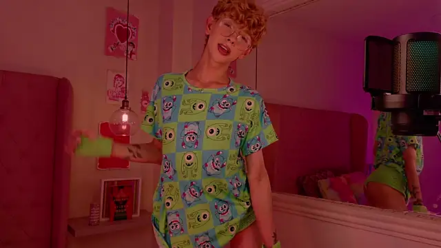 Snapshot of imDamiano chatting on November 9, 10:25 pm imDamiano online show from November 9, 10:25 pm