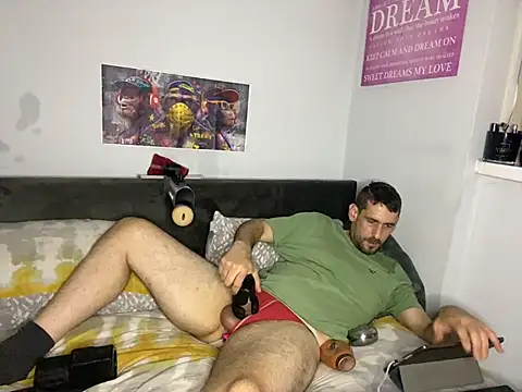 Snapshot of gman1922 chatting on October 9, 1:39 am gman1922 online show from October 9, 1:39 am