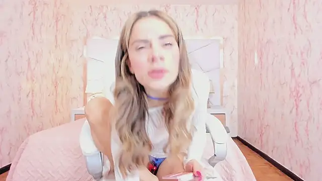 Snapshot of Emily_Whinfre chatting on February 25, 8:19 pm Emily Whinfre online show from February 25, 8:19 pm