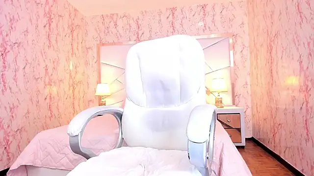Snapshot of Emily_Whinfre chatting on June 10, 8:32 pm Emily Whinfre online show from June 10, 8:32 pm