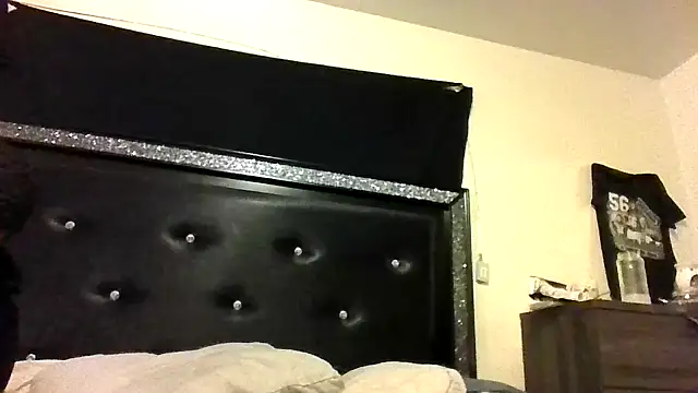 OnlyOneMeeks online show from April 17, 5:54 am