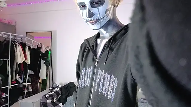 Your avatar online show from October 31, 10:49 pm