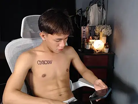 Snapshot of naughtyboyloy_0 chatting on February 21, 5:26 pm naughtyboyloy 0 online show from February 21, 5:26 pm