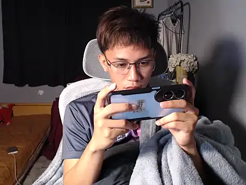 Snapshot of naughtyboyloy_0 chatting on February 18, 5:42 pm naughtyboyloy 0 online show from February 18, 5:42 pm