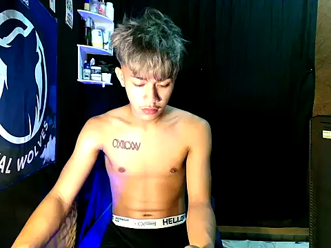 Snapshot of naughtyboyloy_0 chatting on November 6, 6:45 pm naughtyboyloy 0 online show from November 6, 6:45 pm