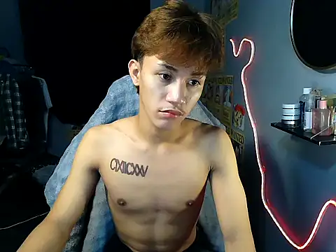 Snapshot of naughtyboyloy_0 chatting on July 16, 5:54 pm naughtyboyloy 0 online show from July 16, 5:54 pm