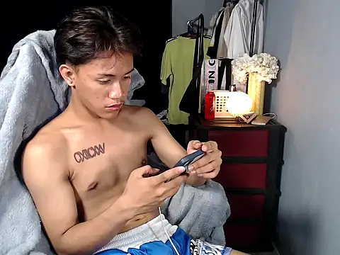 Snapshot of naughtyboyloy_0 chatting on January 6, 5:50 pm naughtyboyloy 0 online show from January 6, 5:50 pm