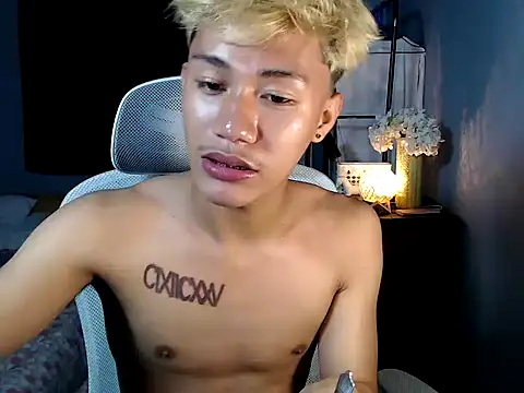 Snapshot of naughtyboyloy_0 chatting on December 16, 6:23 pm naughtyboyloy 0 online show from December 16, 6:23 pm