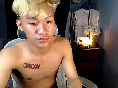 Snapshot of naughtyboyloy_0 chatting on December 17, 7:24 am naughtyboyloy 0 online show from December 17, 7:24 am