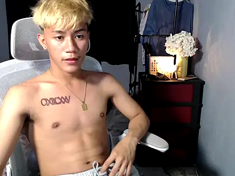 Snapshot of naughtyboyloy_0 chatting on December 15, 2:34 pm naughtyboyloy 0 online show from December 15, 2:34 pm