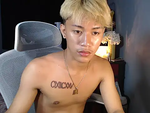 Snapshot of naughtyboyloy_0 chatting on December 18, 6:12 pm naughtyboyloy 0 online show from December 18, 6:12 pm