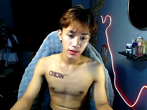 Snapshot of naughtyboyloy_0 chatting on July 21, 5:58 pm naughtyboyloy 0 online show from July 21, 5:58 pm