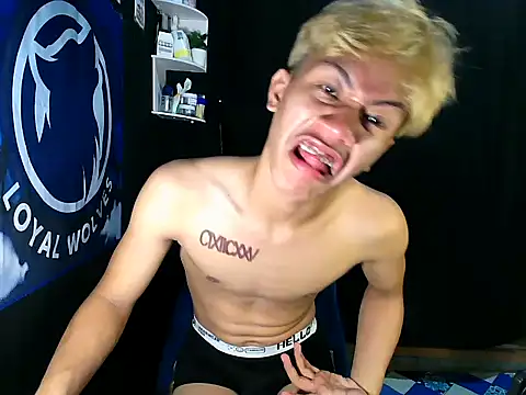 Snapshot of naughtyboyloy_0 chatting on November 26, 8:47 am naughtyboyloy 0 online show from November 26, 8:47 am