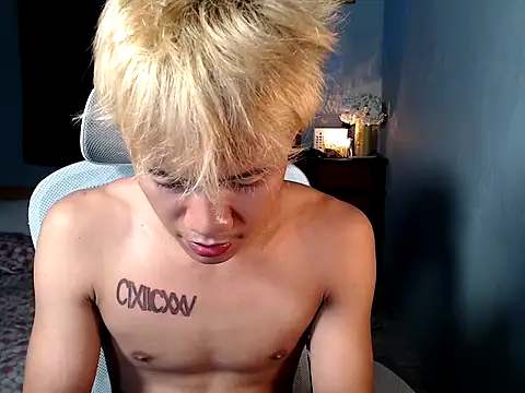 Snapshot of naughtyboyloy_0 chatting on December 14, 4:45 pm naughtyboyloy 0 online show from December 14, 4:45 pm