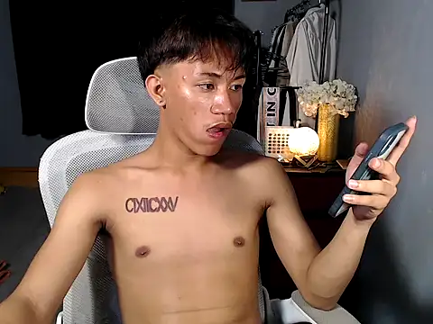 Snapshot of naughtyboyloy_0 chatting on January 8, 4:24 pm naughtyboyloy 0 online show from January 8, 4:24 pm