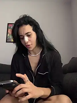 itsyourgirltee online show from December 5, 11:53 am