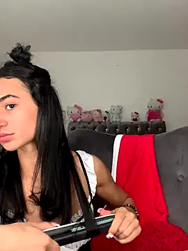 itsyourgirltee online show from October 28, 8:52 pm