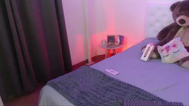 Snapshot of kylie444_ chatting on November 7, 1:21 am kylie444 online show from November 7, 1:21 am