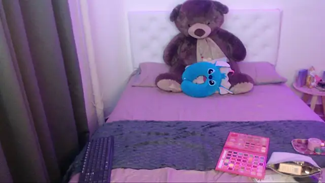 Snapshot of kylie444_ chatting on November 28, 10:43 pm kylie444 online show from November 28, 10:43 pm