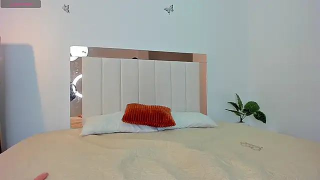 Doll Isa  online show from January 14, 6:33 pm