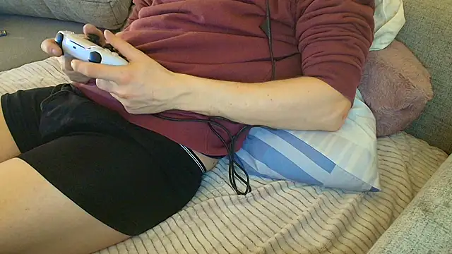 Breezydicksn online show from December 4, 9:36 pm