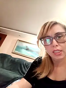 Snapshot of Crystal00Girl chatting on October 13, 8:54 pm Crystal00Girl online show from October 13, 8:54 pm