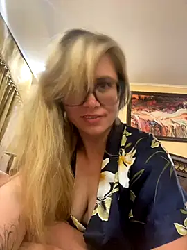Snapshot of Crystal00Girl chatting on October 19, 8:00 pm Crystal00Girl online show from October 19, 8:00 pm