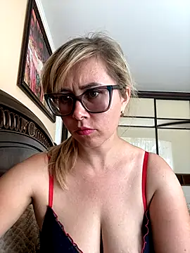 Snapshot of Crystal00Girl chatting on September 13, 8:47 am Crystal00Girl online show from September 13, 8:47 am