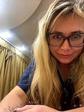 Snapshot of Crystal00Girl chatting on October 9, 12:22 am Crystal00Girl online show from October 9, 12:22 am