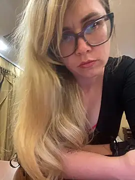 Snapshot of Crystal00Girl chatting on October 17, 7:48 pm Crystal00Girl online show from October 17, 7:48 pm