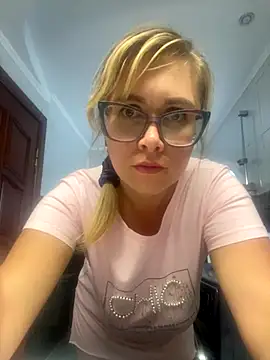 Snapshot of Crystal00Girl chatting on September 19, 11:47 am Crystal00Girl online show from September 19, 11:47 am