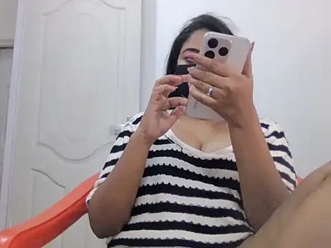 Snapshot of Little_toy_girl chatting on November 6, 4:11 pm Little toy girl online show from November 6, 4:11 pm